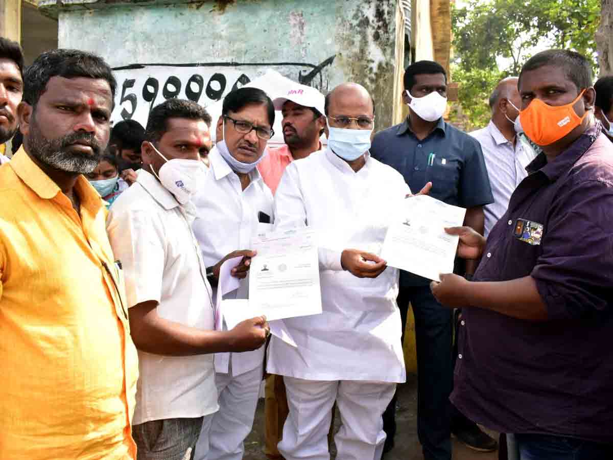 Rangareddy : బాధిత కుటుంబాలకు సీఎంఆర్‌ఎఫ్‌ చెక్కులు…