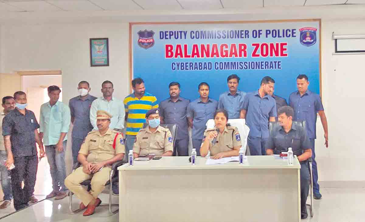 ఉత్తుత్తి బ్యాంక్‌ పనిపట్టారు..