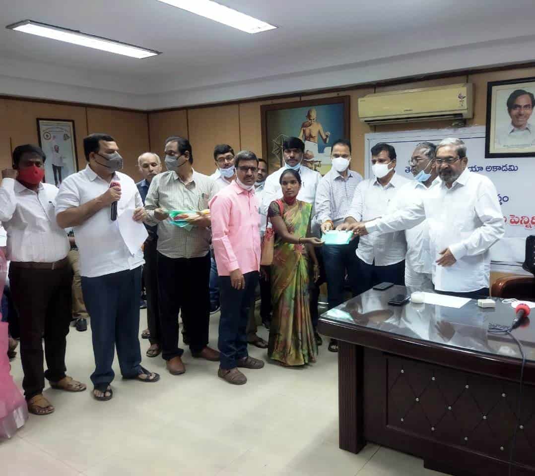 Vikarabad : కరోనాతో మృతి చెందిన జర్నలిస్టు కుటుంబానికి చెక్కు అందజేత..