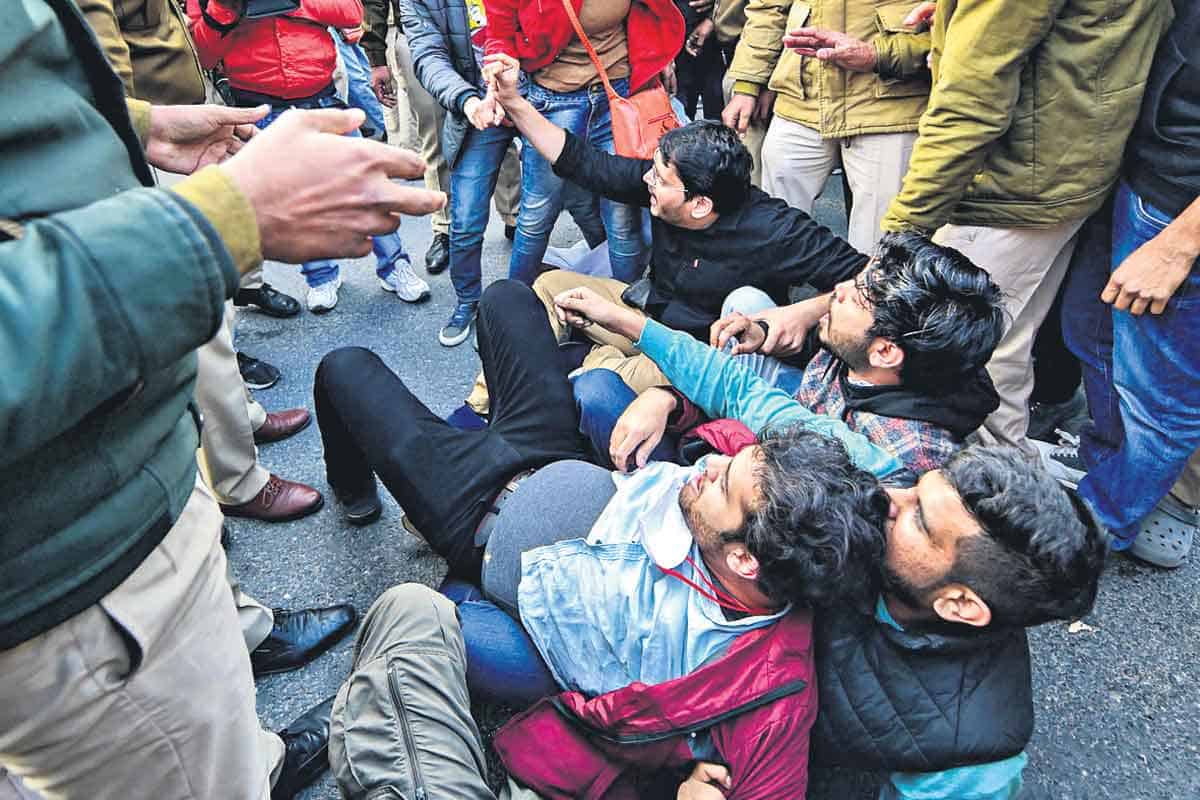 నీట్‌-పీజీ కౌన్సెలింగ్‌ వాయిదాపై డాక్టర్ల ర్యాలీ