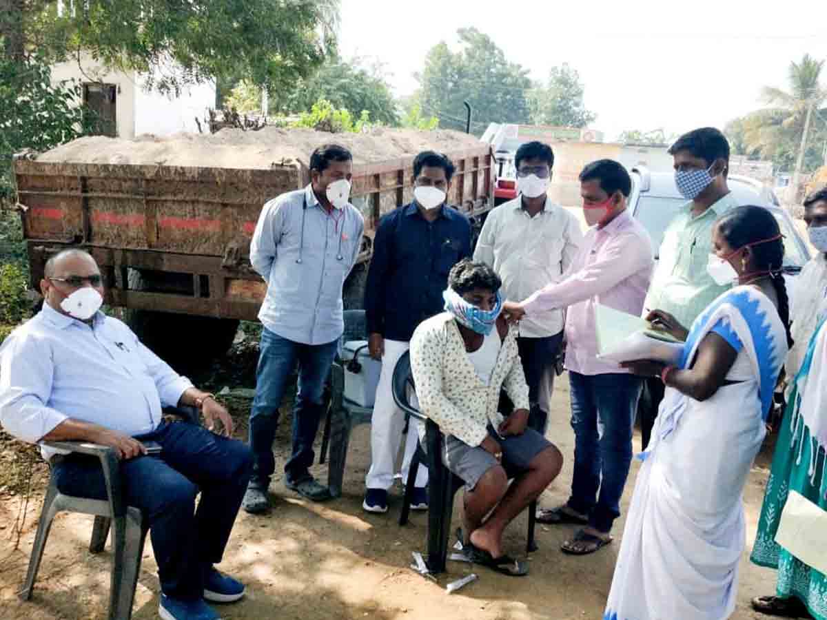 Suryapet : ప్రతి ఒక్కరికి కరోనా టీకా తప్పనిసరి.. జిల్లా వైద్యధికారి డాక్టర్‌ కోటాచలం