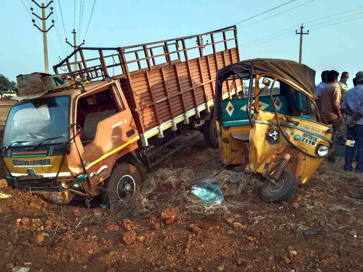 Crime : రెండు వాహనాలు ఢీ.. పలువురికి గాయాలు