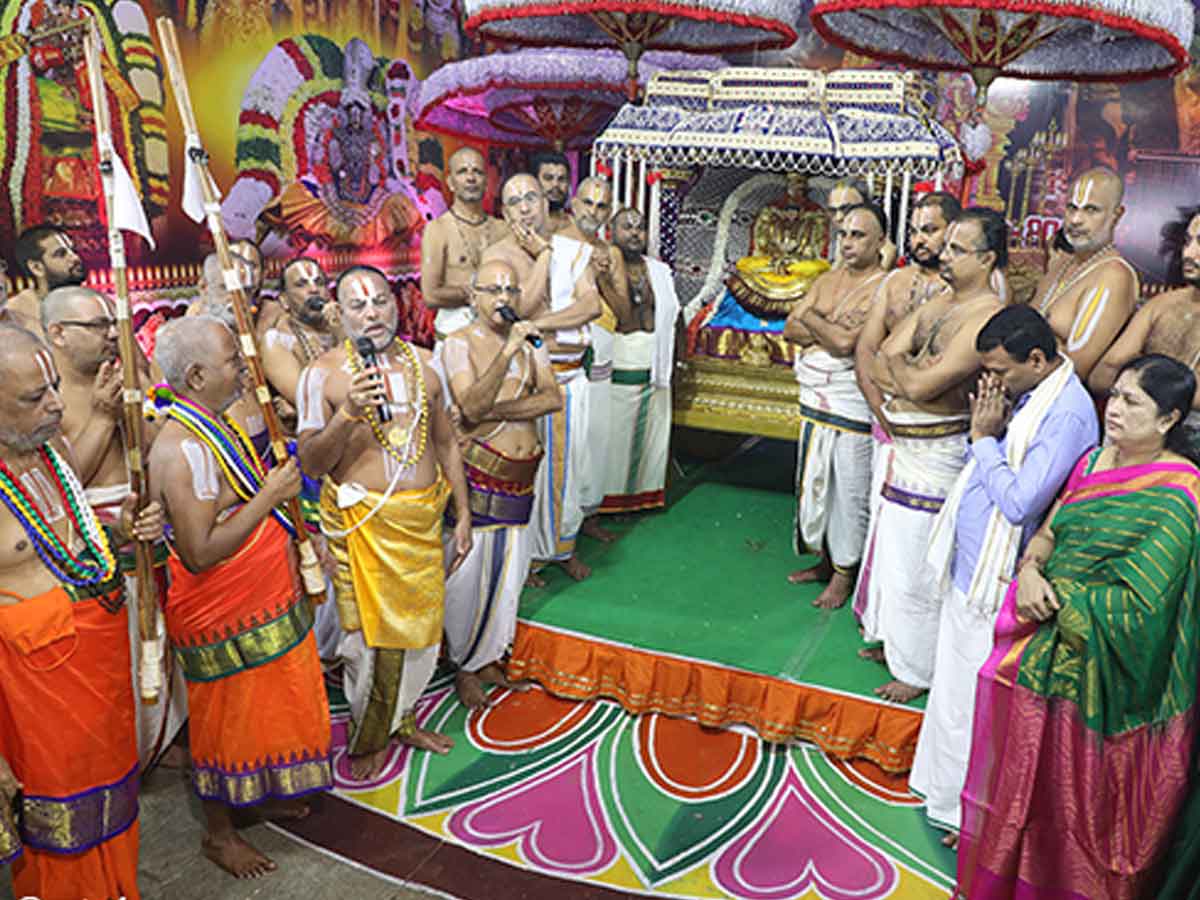 ఆదిలక్ష్మి దేవిగా దర్శనమిచ్చిన         శ్రీ అలమేలుమంగ..