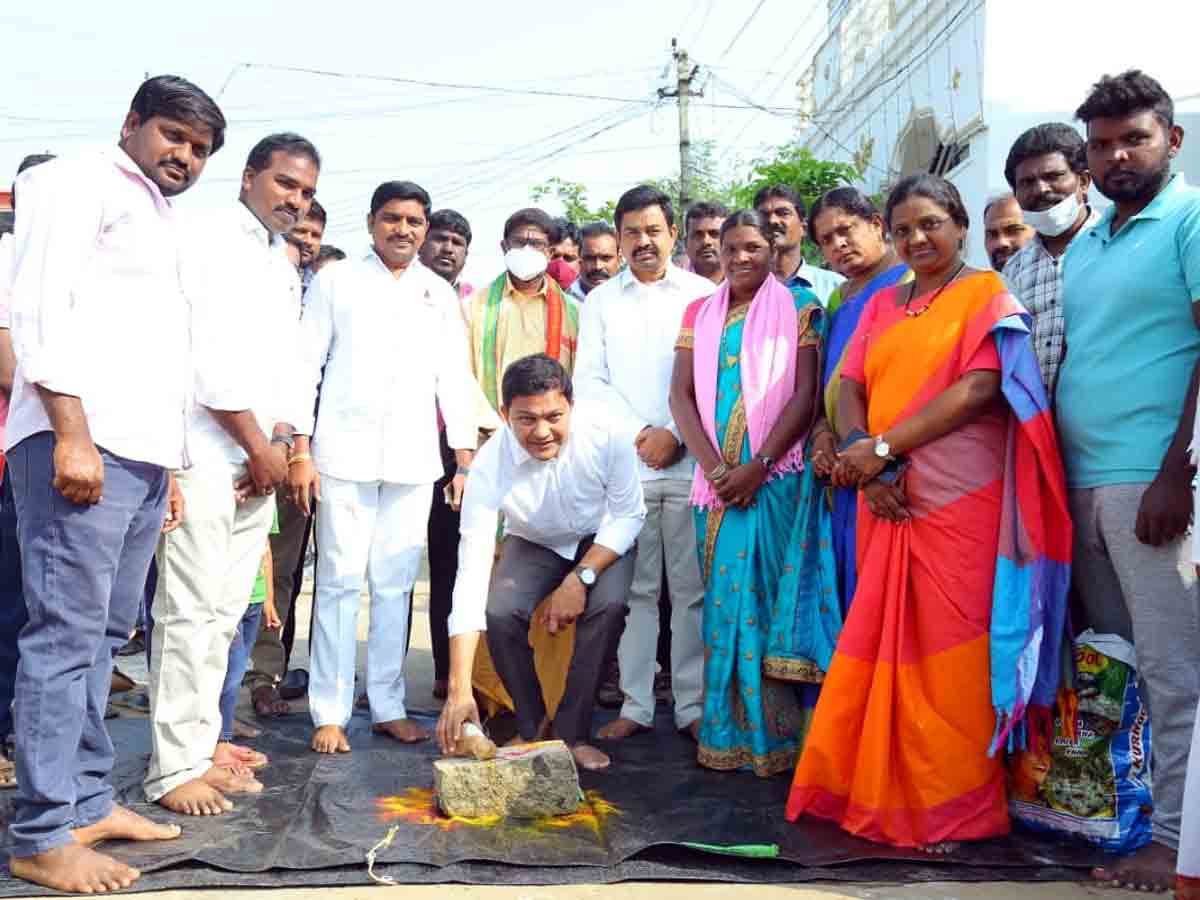 Huzurnagar : సీసీడ్రైన్‌, కళావేదిక పనులను ప్రారంభించిన ఎమ్మెల్యే శానంపూడి