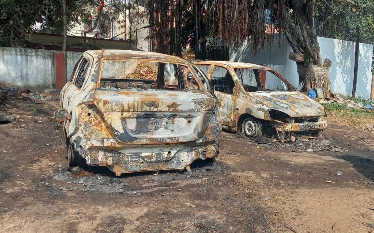 Two cars burned | అర్ధరాత్రి రెండు కార్లు దగ్ధం