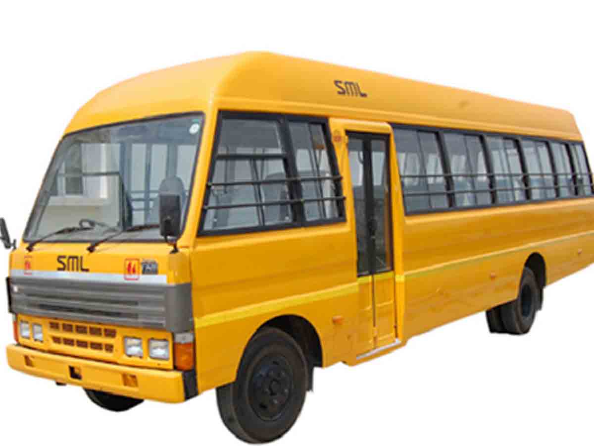 స్కూలు బస్సుకు తప్పిన ప్రమాదం..విద్యార్థులు సురక్షితం