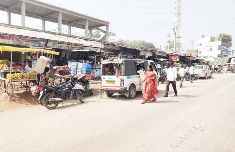రోడ్డుపైనే వాహనాలు.. ప్రజల ఇక్కట్లు