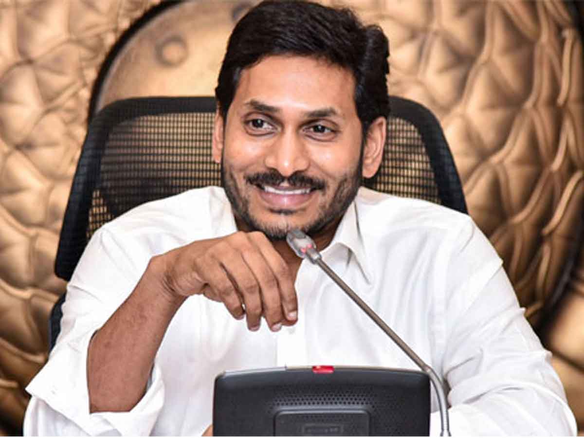 ఏపీ సీఎం ఎదుట ప్లకార్డుల ప్రదర్శన..