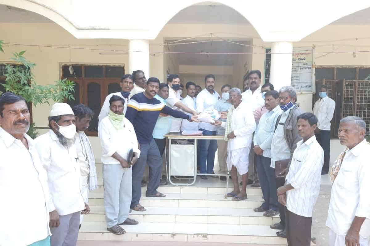 క్రైస్తవులకు దుస్తుల పంపిణీ