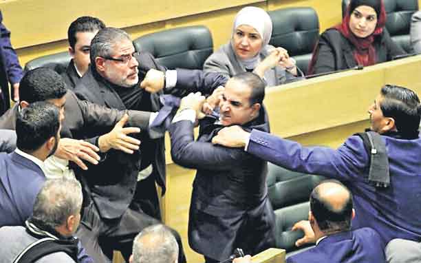 ఎస్పీ నుంచి ఐదుగురు కార్యకర్తల సస్పెన్షన్‌