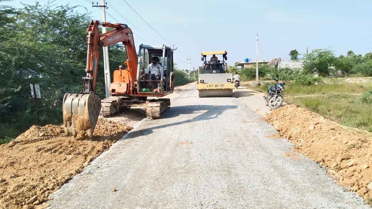 ముమ్మరంగా బీటీ రోడ్డు పనులు