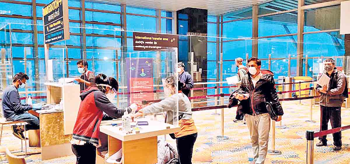 గంటలుగా హోల్డ్‌లో ఉంచిన కస్టమర్‌ కేర్‌… ఎయిర్‌పోర్ట్‌కు వెళ్లి టిక్కెట్‌ రీబుక్‌ చేసుకున్న వ్యక్తి