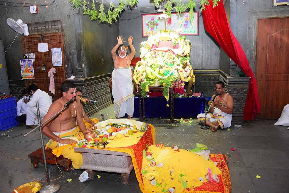 యాదాద్రీశుడికి ప్రత్యేక పూజలు