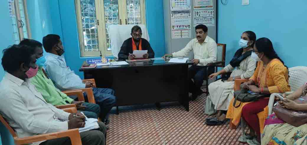 వ్యాక్సిన్‌ రెండు డోసులు తప్పనిసరి : డీఈఓ అశోక్‌