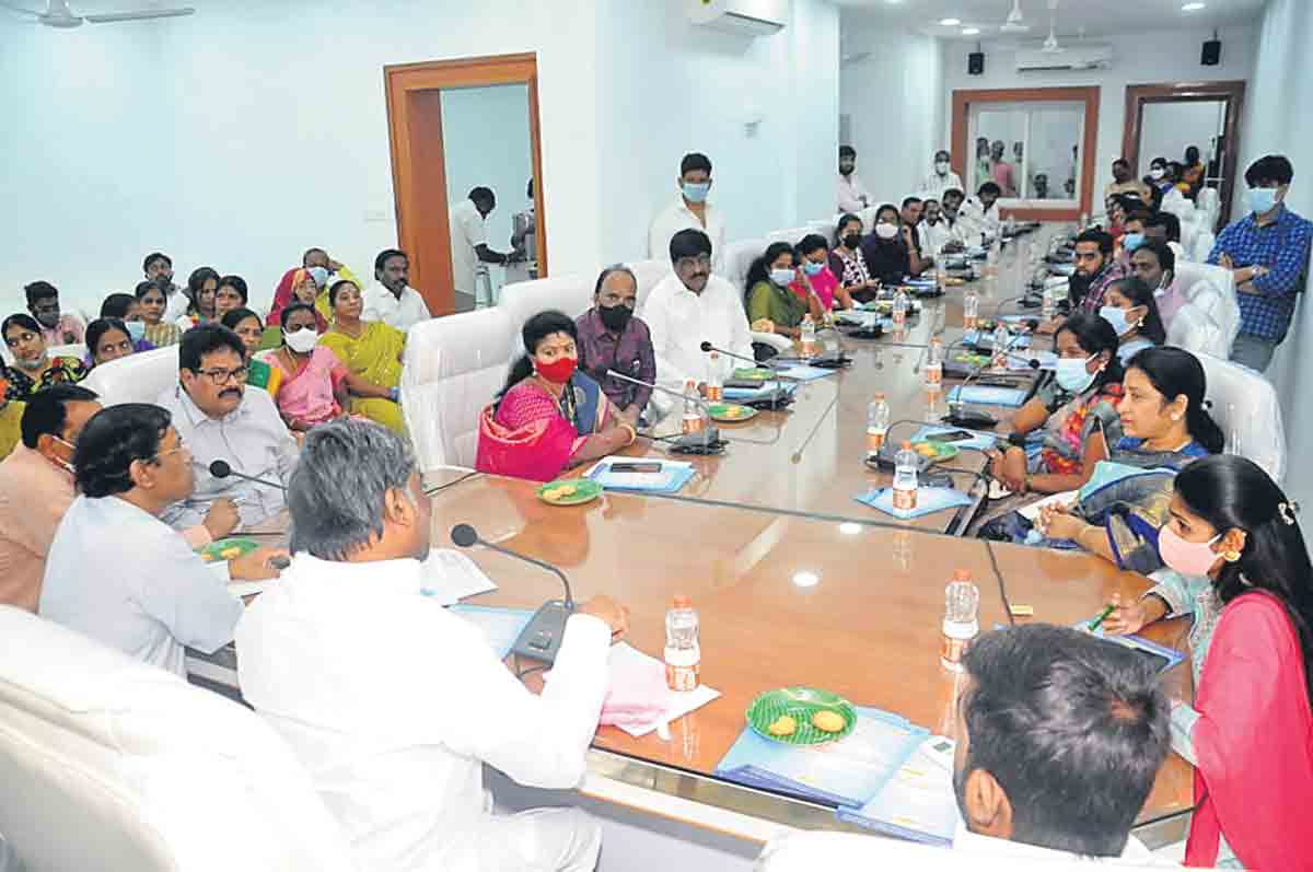 ఫిర్యాదుల పట్ల నిర్లక్ష్యం తగదు