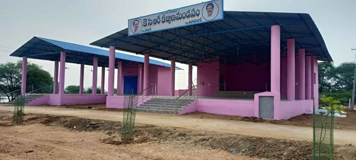 కల్యాణ మండపానికి మంత్రి వేముల వితరణ