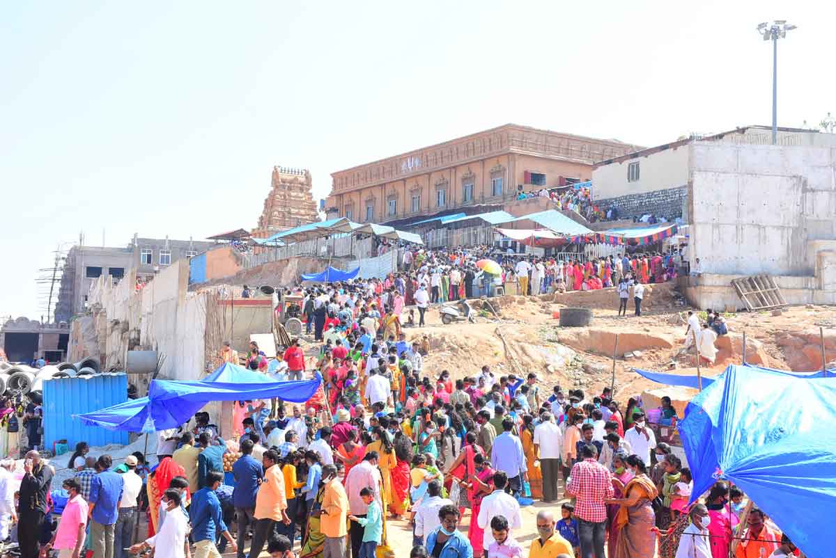 యాదాద్రికి పోటెత్తిన భక్తులు