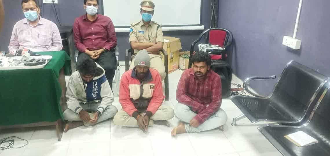 చిరుత ఘటనలోముగ్గురు అరెస్టు