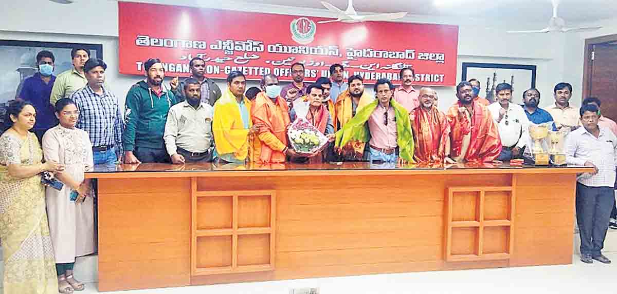 సీఎం కేసీఆర్‌ నేతృత్వంలో ఉద్యోగులకు పెద్దపీట