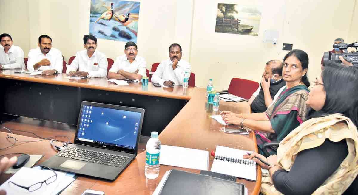 మా సమస్యలివీ.. పరిష్కరించండి