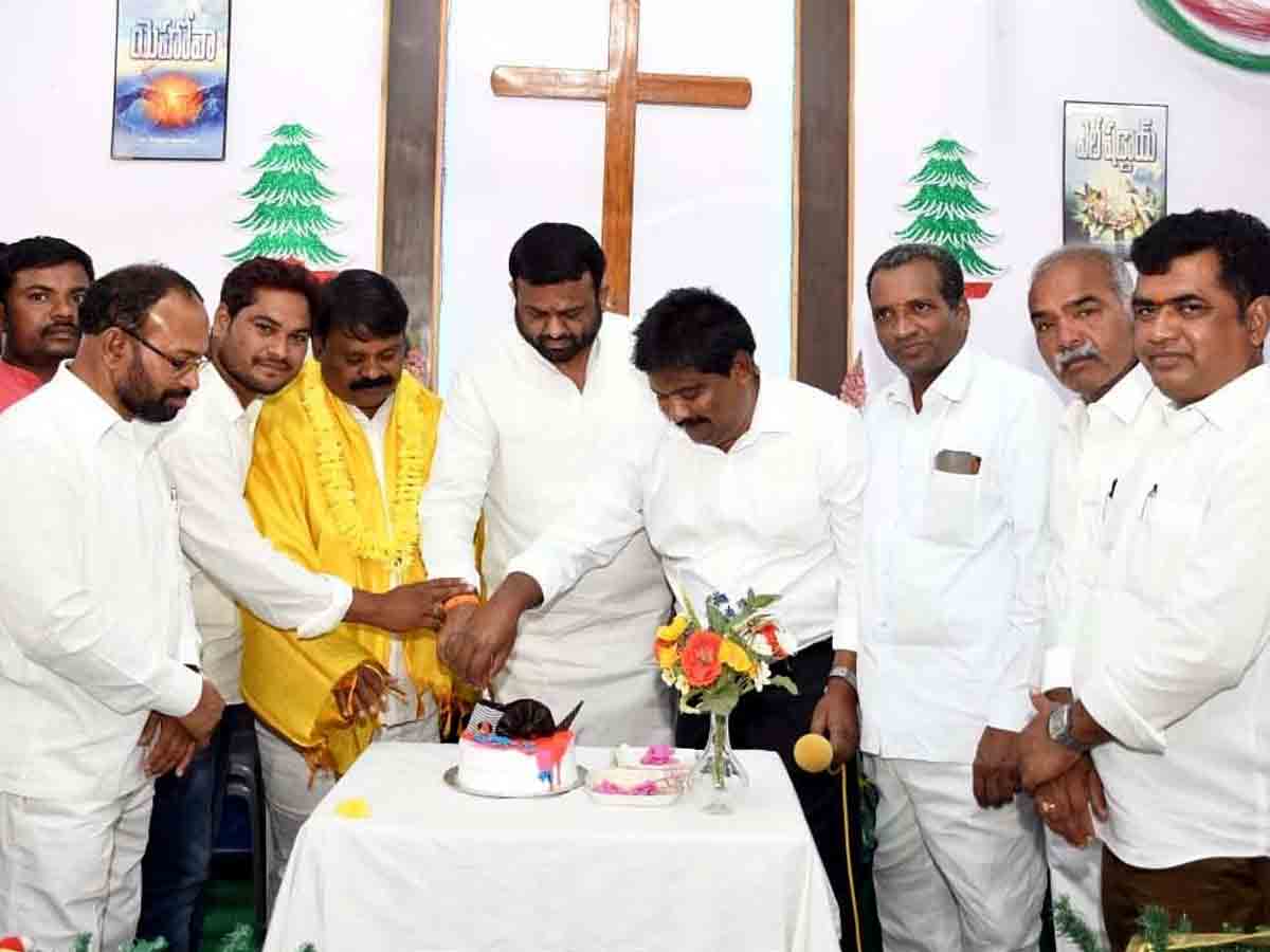 Tandur : అలరించిన కీర్తనలు.. ప్రార్థనల్లో పాల్గొన్న ఎమ్మెల్యే..