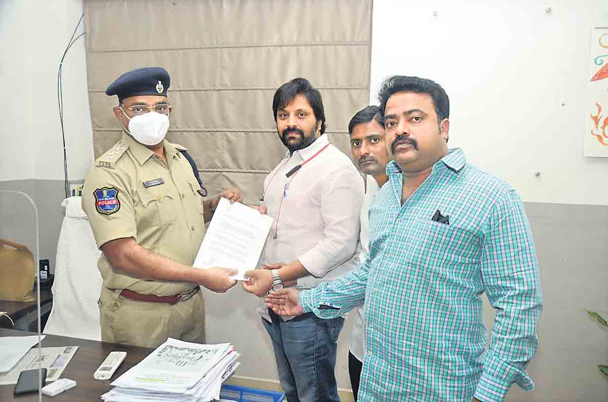 తీన్మార్‌ మల్లన్నపై చర్యలు తీసుకోవాలి