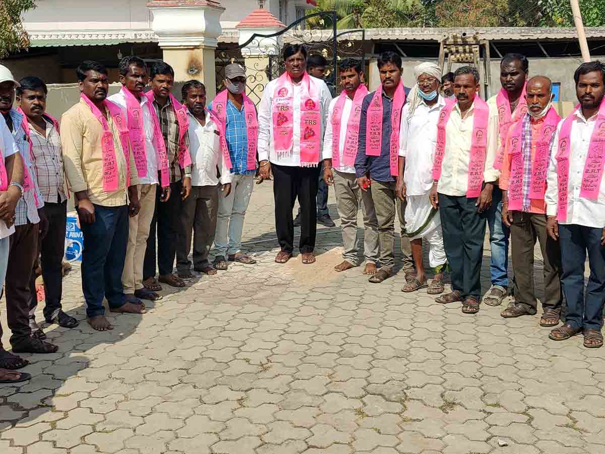 Vikarabad : సంక్షేమం అభివృద్ధికి ఆకర్షితులై టీఆర్‌ఎస్‌లో చేరికలు..