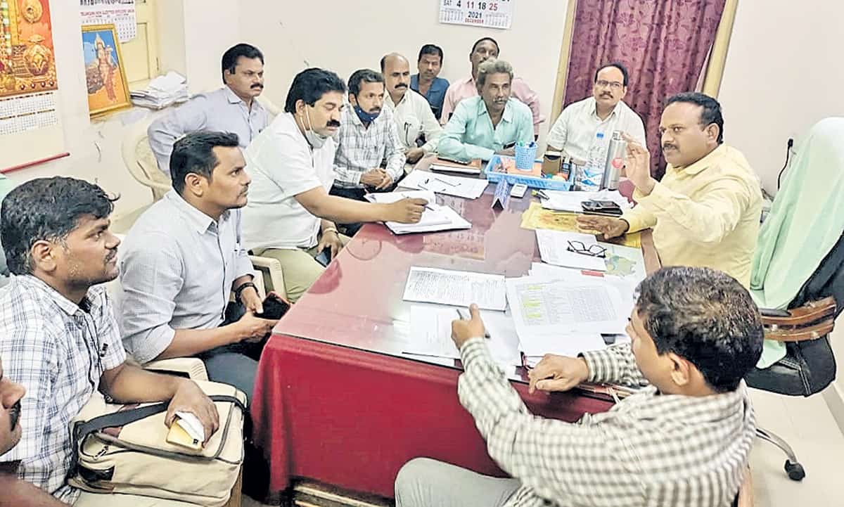 Teacher transfer counselling | ఉపాధ్యాయుల కౌన్సెలింగ్‌లో అభ్యర్థులకు సమానంగా ఖాళీలు