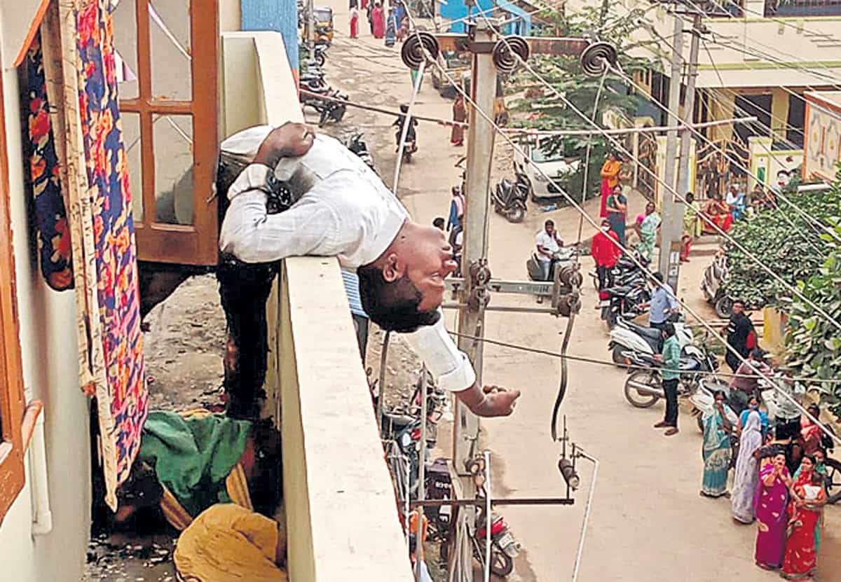 Electrocute | కాటేసిన కరెంట్‌.. విద్యుదాఘాతంతో తండ్రీకూతురు మృతి