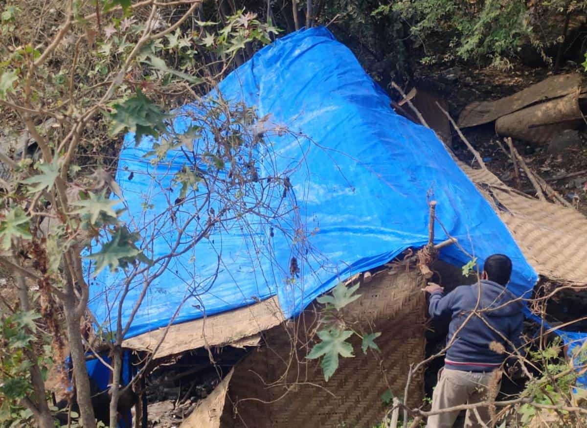 Government lands | ప్రభుత్వ స్థలంలో ఆక్రమణలు..కూల్చివేసిన రెవెన్యూ సిబ్బంది