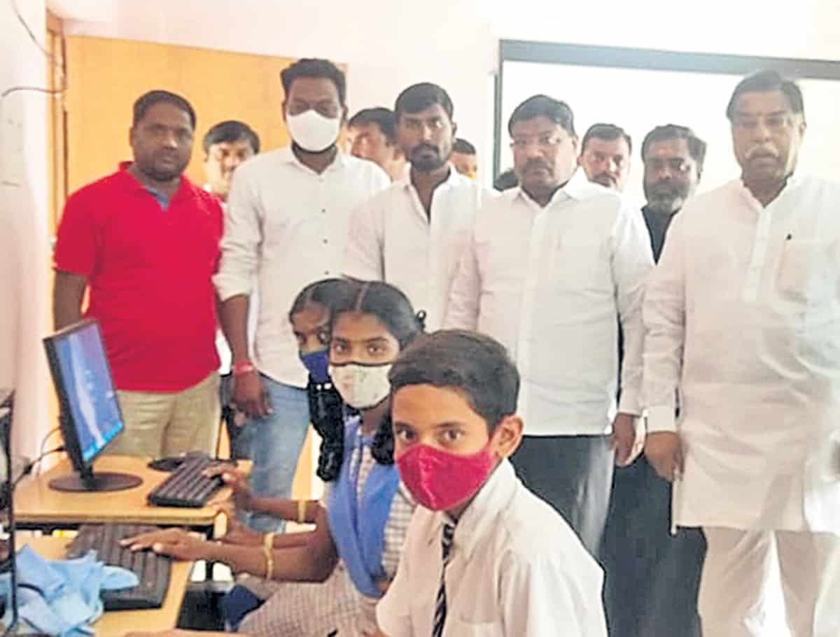 జిల్లా పరిషత్‌ ఉన్నత పాఠశాలలో కంప్యూటర్‌ శిక్షణ సెంటర్‌