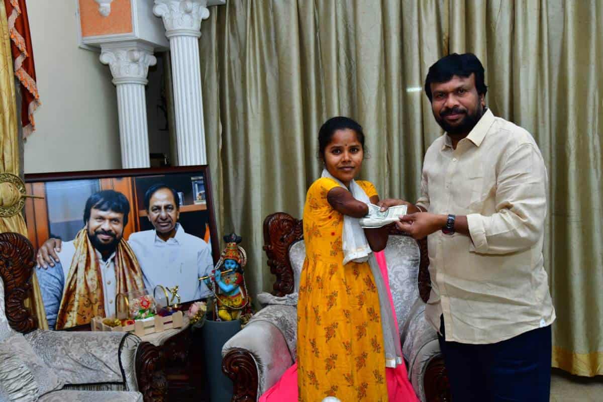 Uppala foundation | మౌత్ ఆర్టిస్ట్  స్వప్నికకు ఆర్థిక చేయూత‌