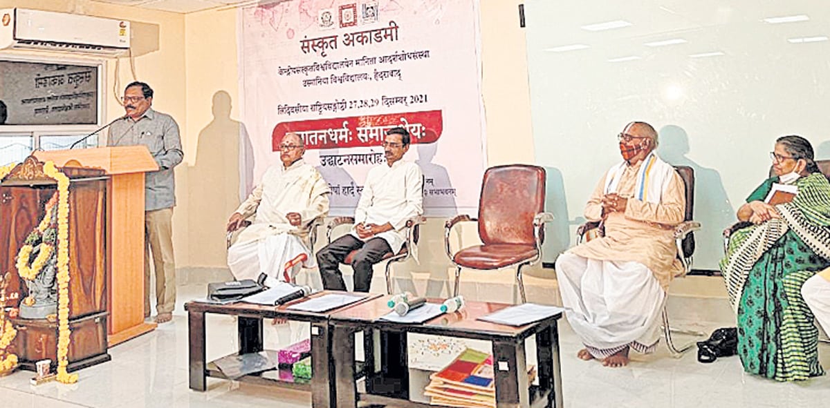 సమాజాన్ని సన్మార్గంలో నడిపే శక్తి.. కవులకు మాత్రమే ఉంది