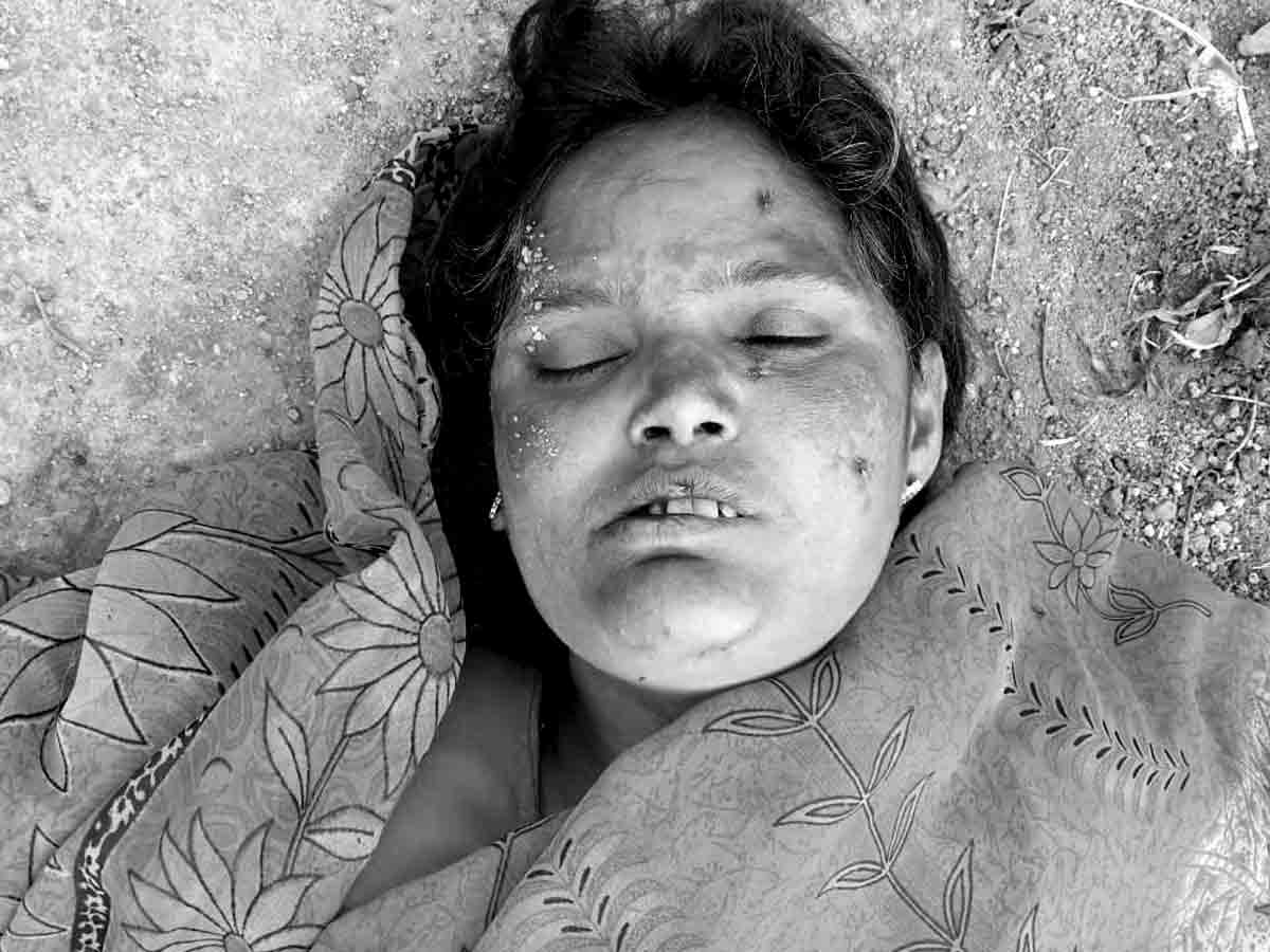 Un Identified women : ఫుట్‌పాత్‌పై గుర్తు తెలియని మహిళ మృతి..