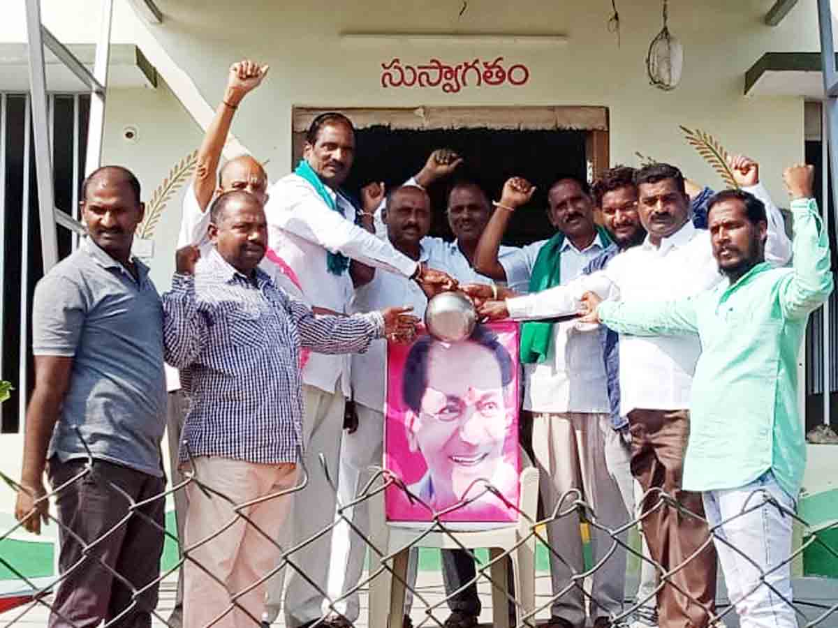 CM KCR : రైతన్నల ఆరాధ్యదైవం ముఖ్యమంత్రి కేసీఆర్‌.. ముఖ్యమంత్రి చిత్రపటానికి పాలాభిషేకం..