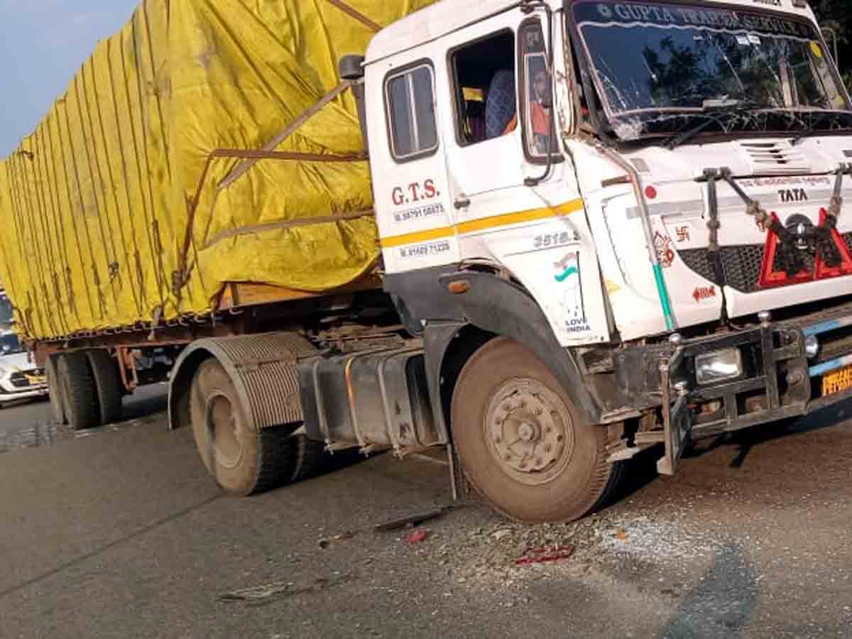 Lorry Accident : సడన్‌ బ్రెక్‌ వేయడంతో.. లారీని ఢీకొట్టిన కంటైనర్‌..