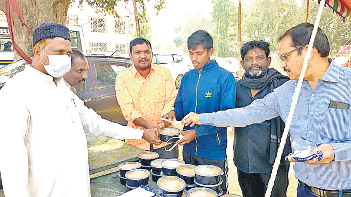 ఆర్మీలో చేరేందుకు వచ్చిన యువత.. భోజనం అందించిన జీహెచ్‌ఎంసీ