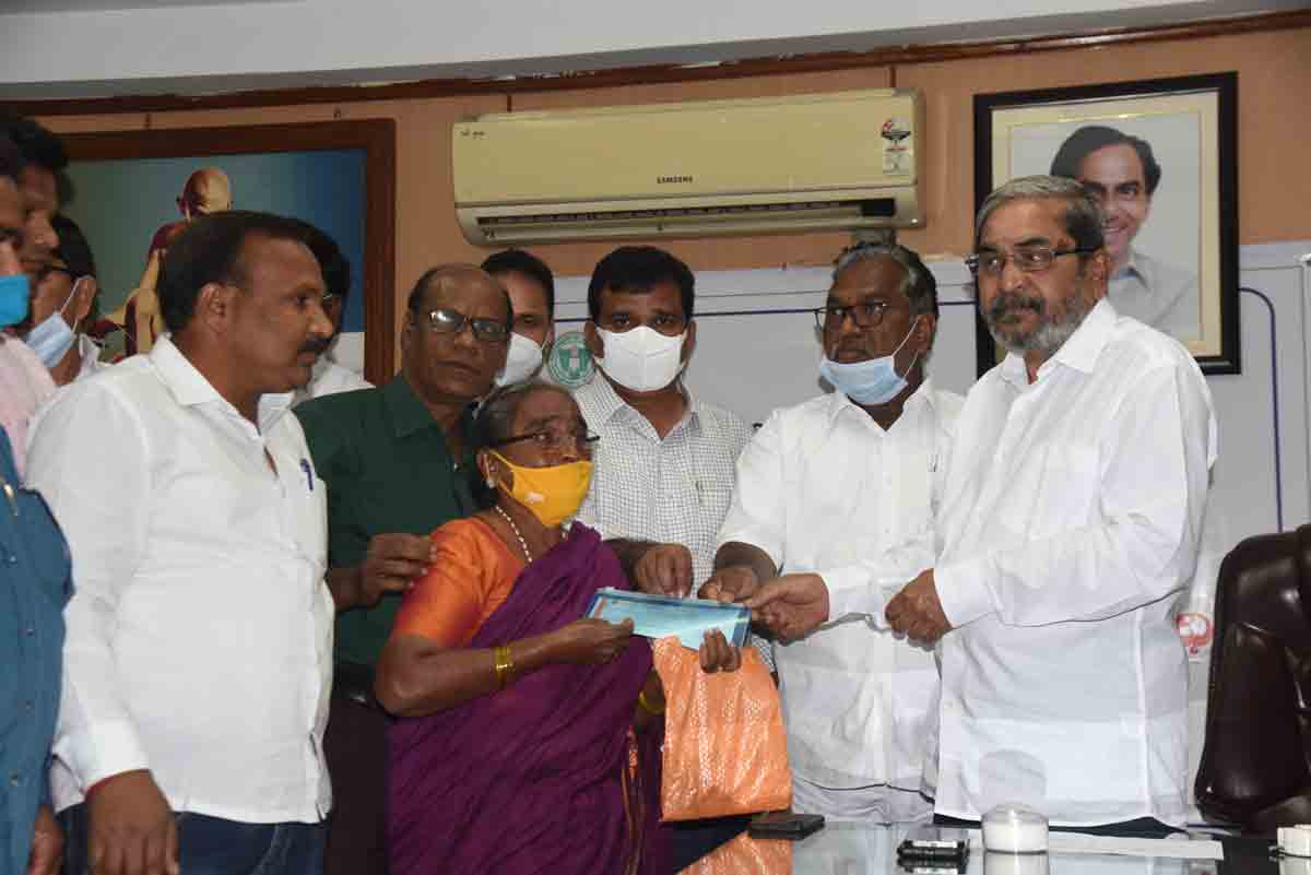 జర్నలిస్టు కుటుంబాలకు ఆర్థిక సాయం