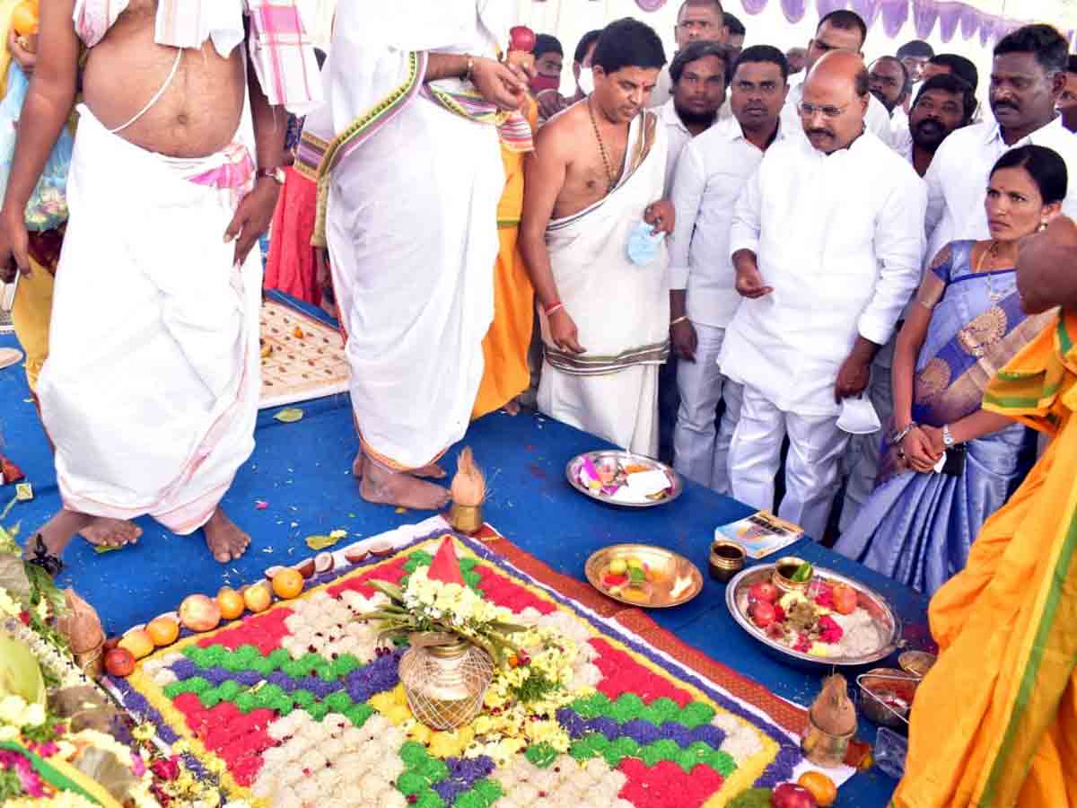 Devotes : ప్రతి ఒక్కరూ దైవచింతన అలవర్చుకోవాలి..