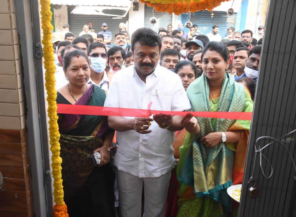 Modern toilets | మోడరన్‌ టాయిలెట్‌లను ప్రారంభించిన మంత్రి తలసాని