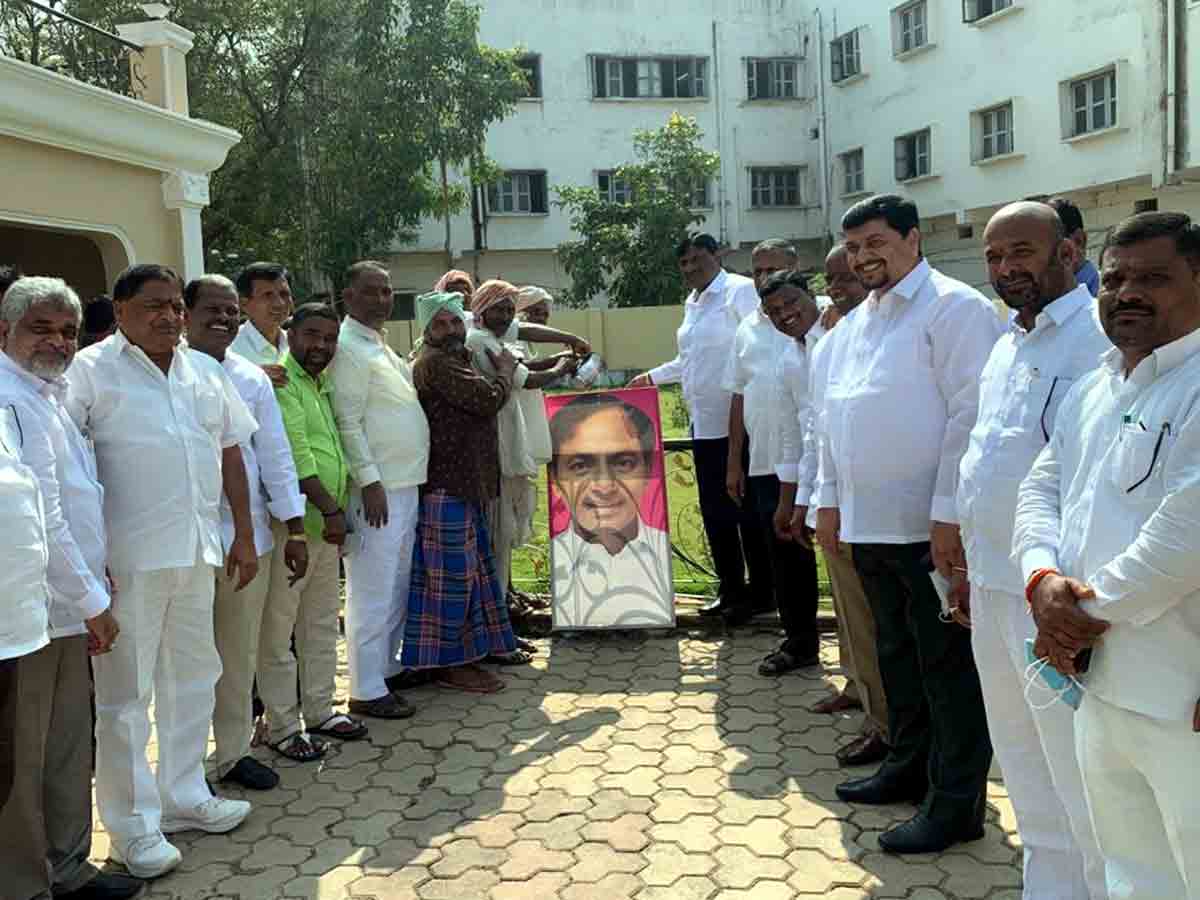 Vikarabad : సీఎం కేసిఆర్‌ చిత్రపటానికి క్షీరాభిషేకం..