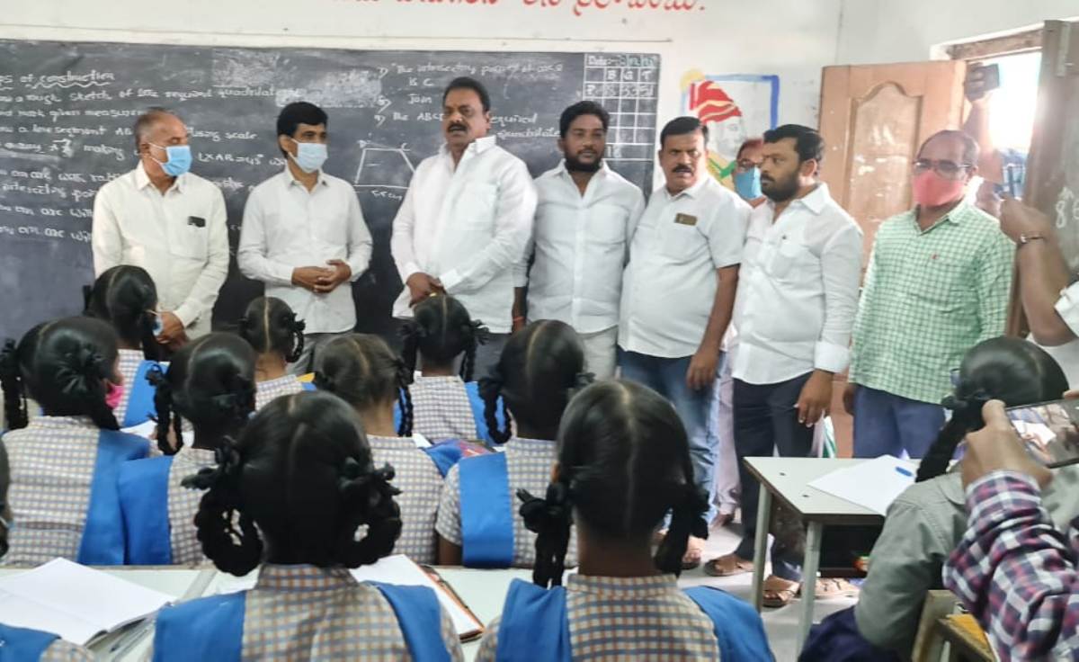 Class rooms | విద్యార్థుల కోసం నాలుగు ప్రత్యేక గదులు నిర్మిస్తా : ఎమ్మెల్యే ప్రకాష్‌గౌడ్‌