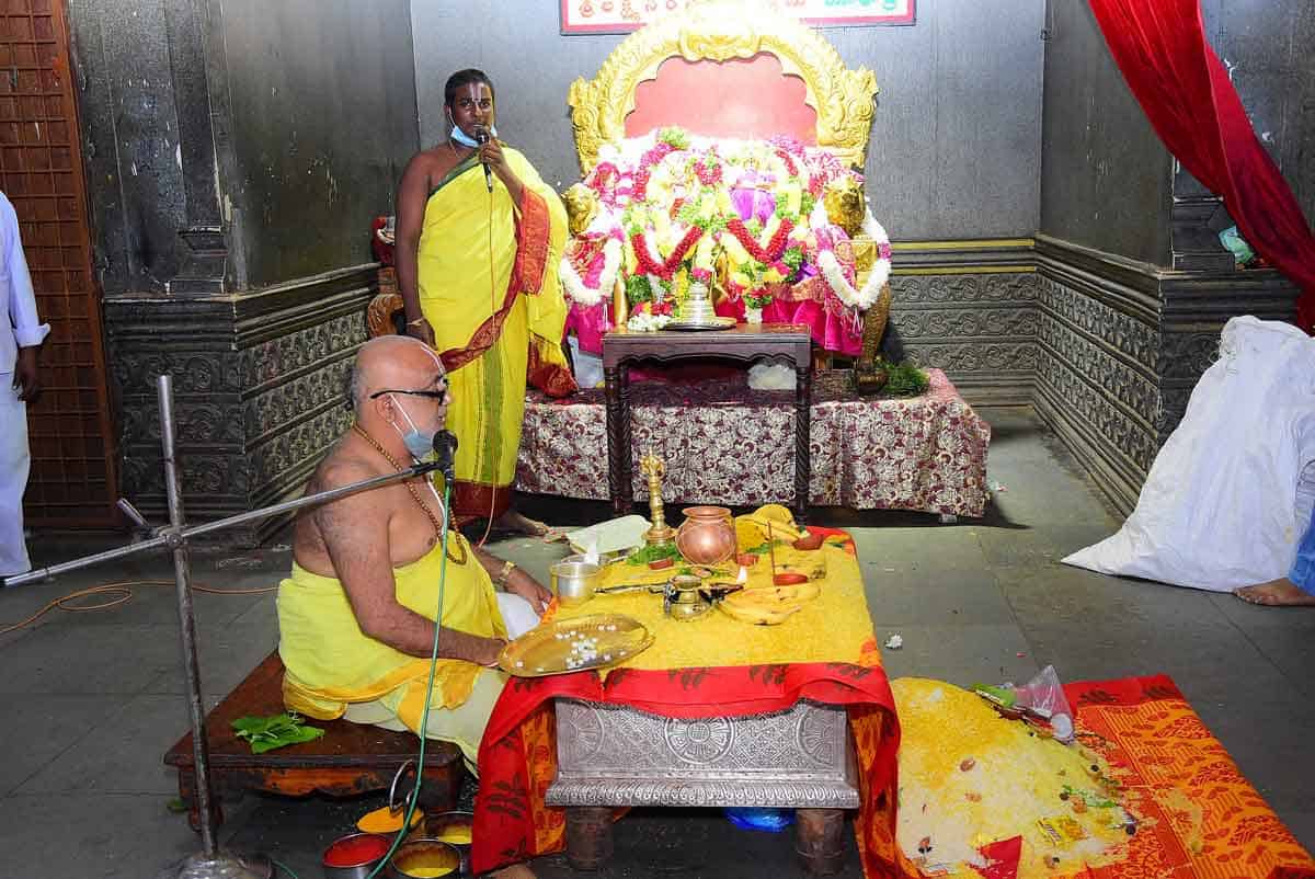 ఆండాళ్‌ అమ్మవారికి ఊంజల్‌ సేవ