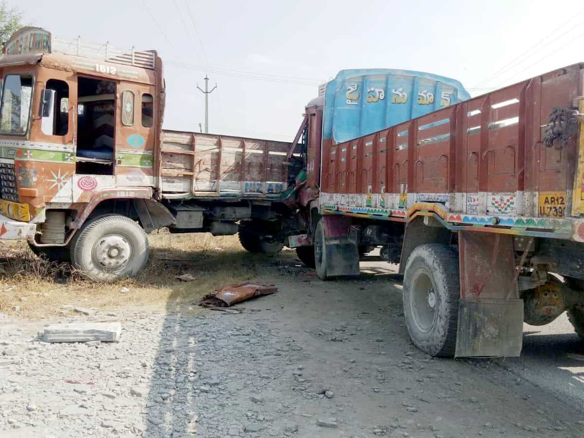 Crime : రెండు లారీలు ఢీ..