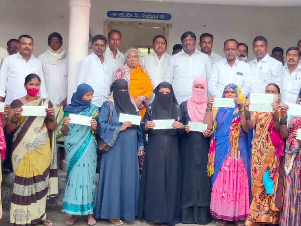 Kalynalaxmi checks : కల్యాణలక్ష్మి పేదింటి తల్లిదండ్రులకు భరోసా..