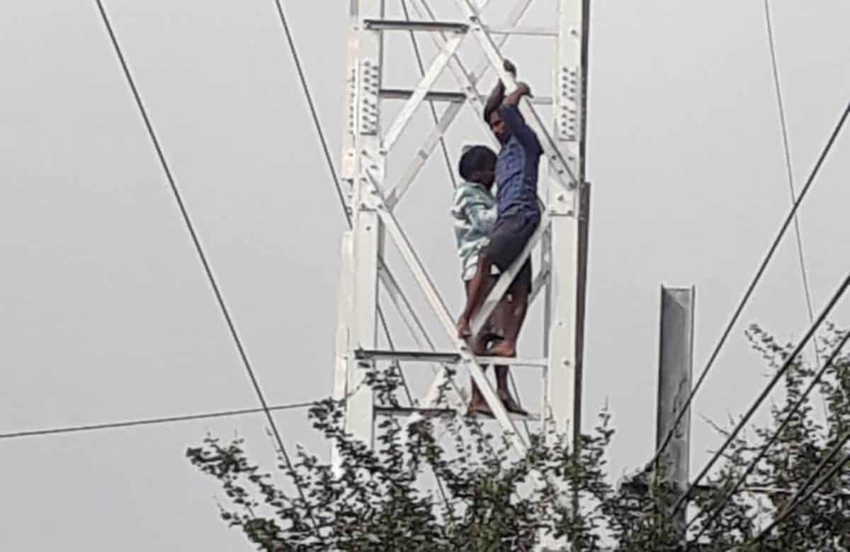 Tension at thirumala giri | తిరుమ‌ల గిరి జేఎన్‌ఎన్‌యూఆర్‌ఎమ్ ఇండ్ల వ‌ద్ద ఉద్రిక్త‌త‌