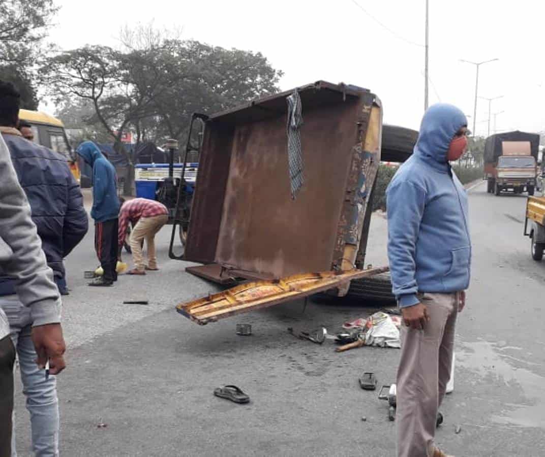 Road accident | ట్రాక్టర్‌ను ఢీకొట్టిన రెడిమిక్స్​​‍లారీ.. కార్మికుడు మృతి