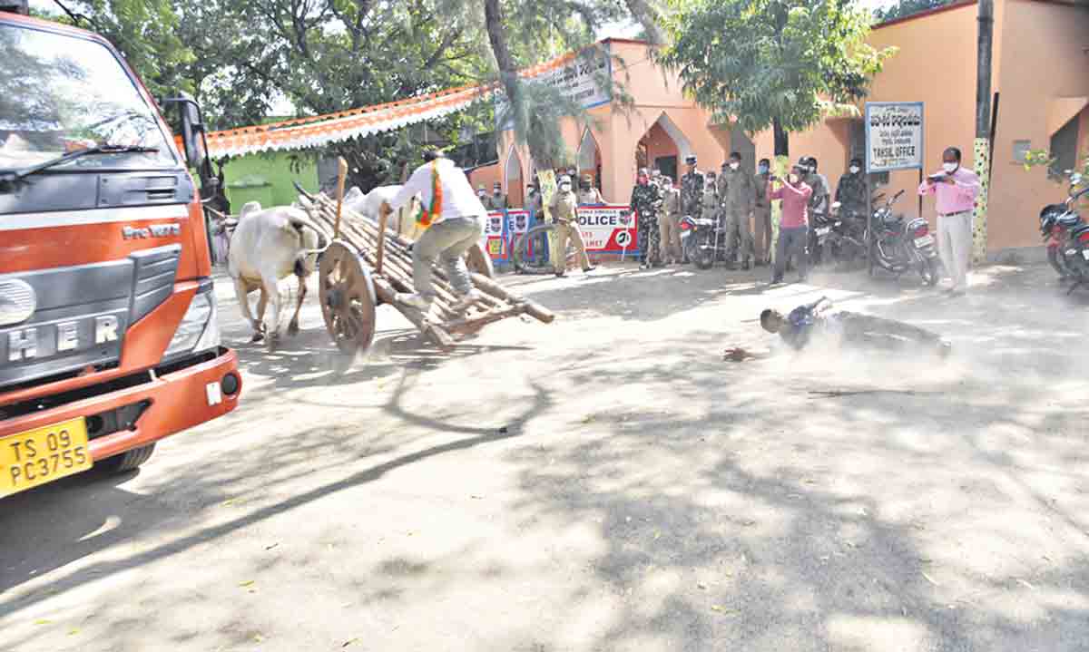 బెదిరిన ఎడ్లు.. ధ్వంసమైన వాహనాలు