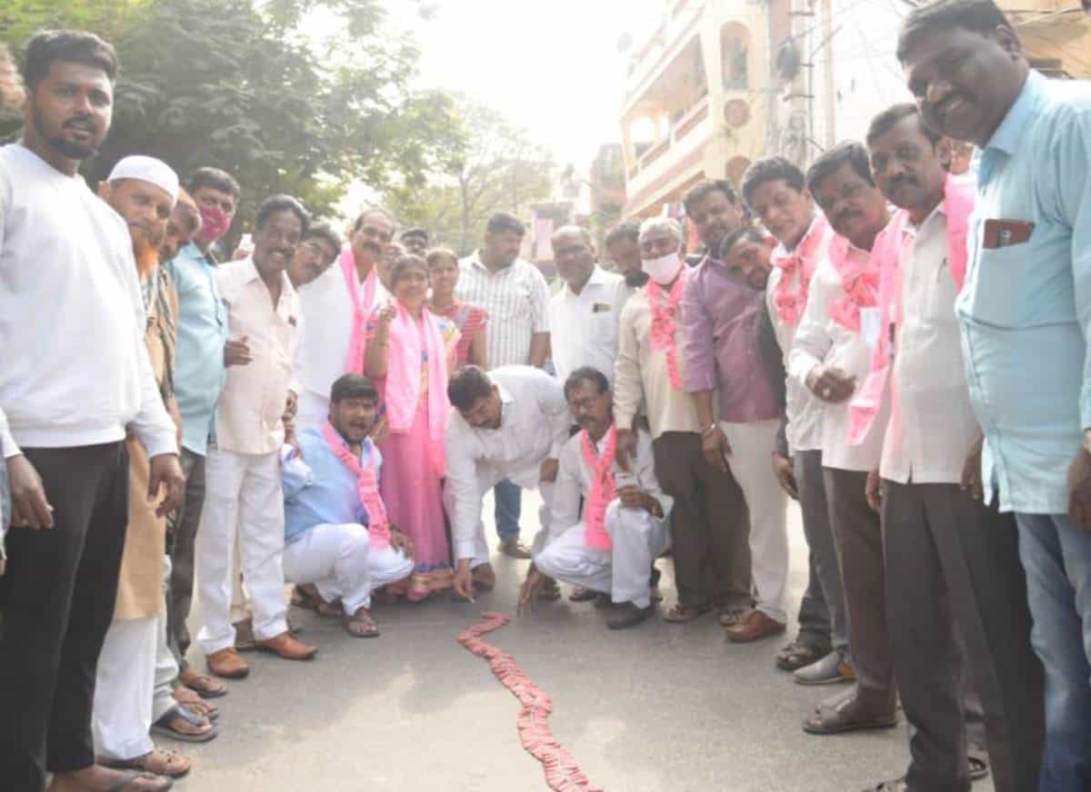 Happy | హుస్సేన్‌సాగర్‌ నాలా పరీవాహక బస్తీల్లో సంబురాలు