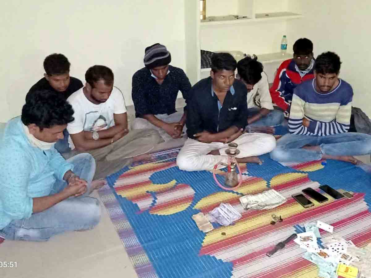 Cards : పేకాట రాయుళ్ల గుట్టురట్టు.. తొమ్మిది మంది పోలీసుల అదుపులో..